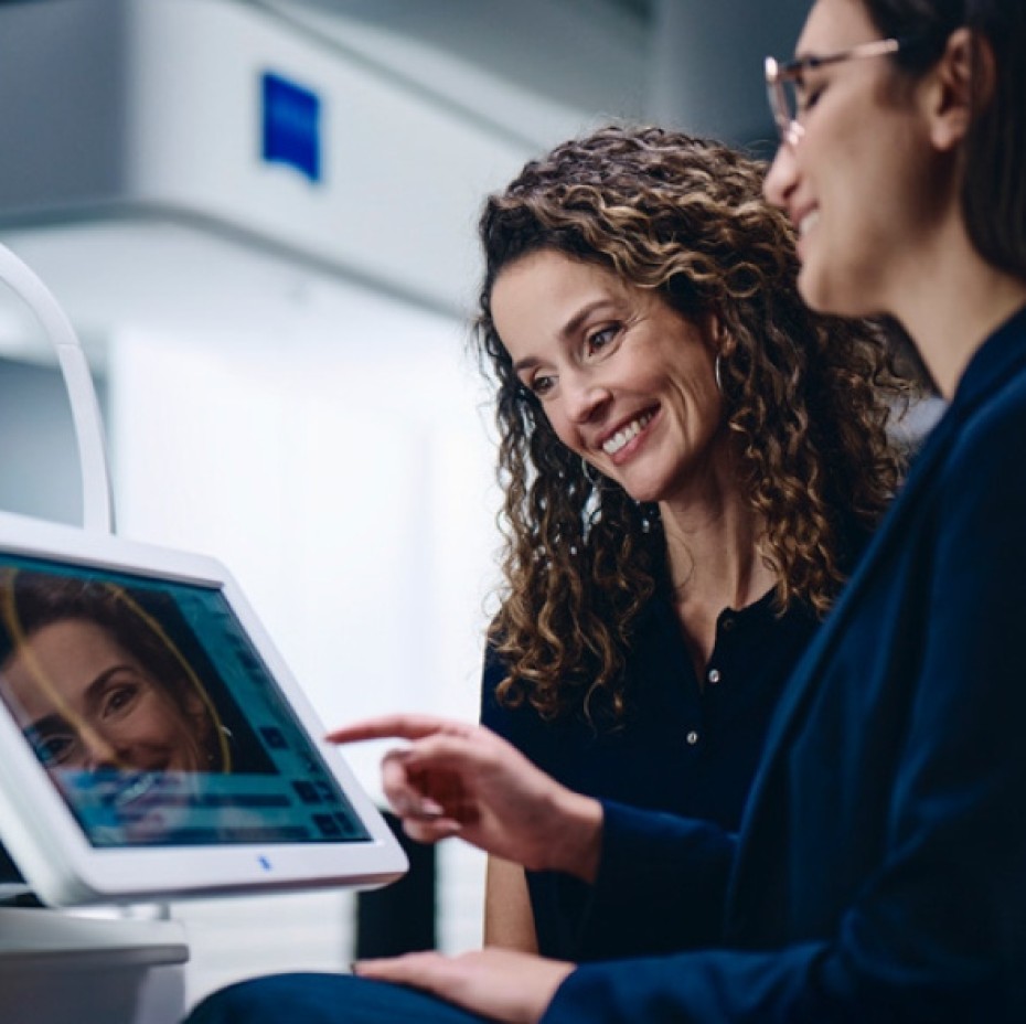 Ocumeda: Zwei Frauen schauen sich die Ergebnisse an